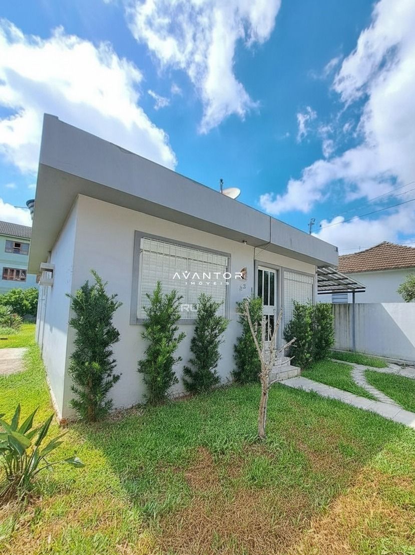 Fachada da casa com área externa — Casa com 2 quartos à venda em Camobi, Santa Maria/RS