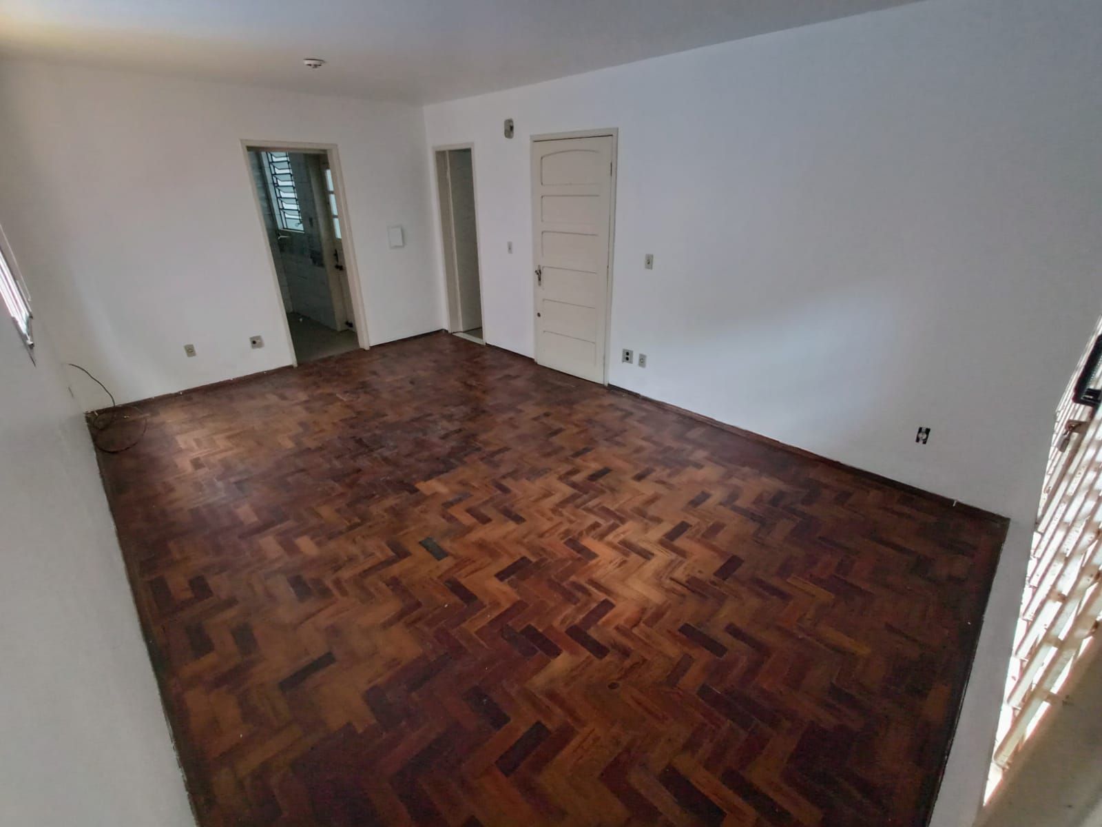 Kitnet No Bairro Medianeira com Banheiro Social, Cozinha e Área de Serviço — Studio com 1 quarto à venda e para alugar em Nossa Senhora Medianeira, Santa Maria/RS