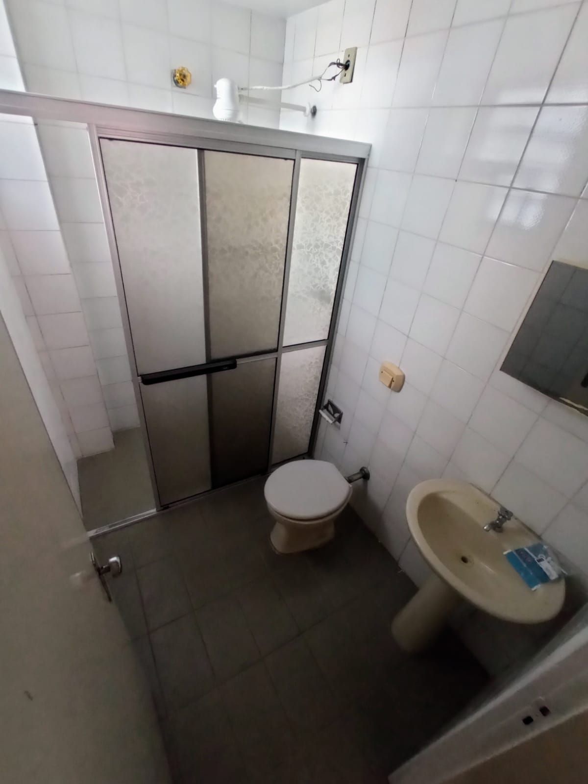 Kitnet No Bairro Medianeira com Banheiro Social, Cozinha e Área de Serviço — Studio com 1 quarto à venda e para alugar em Nossa Senhora Medianeira, Santa Maria/RS