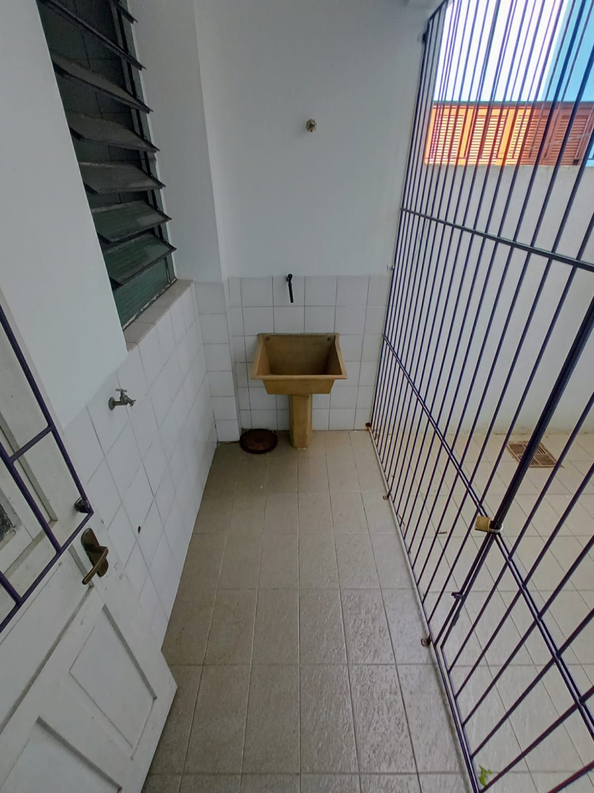 Kitnet No Bairro Medianeira com Banheiro Social, Cozinha e Área de Serviço — Studio com 1 quarto à venda e para alugar em Nossa Senhora Medianeira, Santa Maria/RS