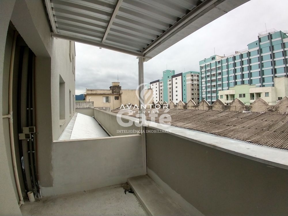Sala comercial com 135m² de área privativa, 2 banheiros e copa — Sala Comercial com 1 sala à venda em Centro, Santa Maria/RS