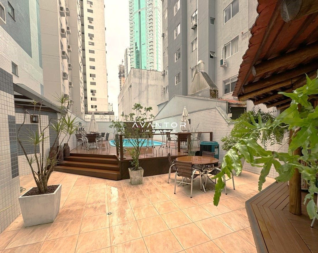 Piscina e quiosque — Apartamento com 3 quartos para alugar no Edifício Carrara, em Centro, Balneário Camboriú/SC