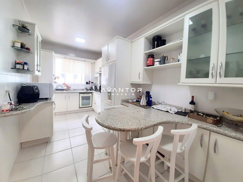 Cozinha — Apartamento com 3 quartos para alugar no Edifício Carrara, em Centro, Balneário Camboriú/SC