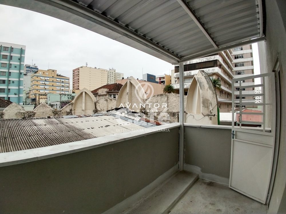 Sala comercial com 105m² de área privativa, 2 banheiros e copa — Sala Comercial com 1 sala à venda em Centro, Santa Maria/RS