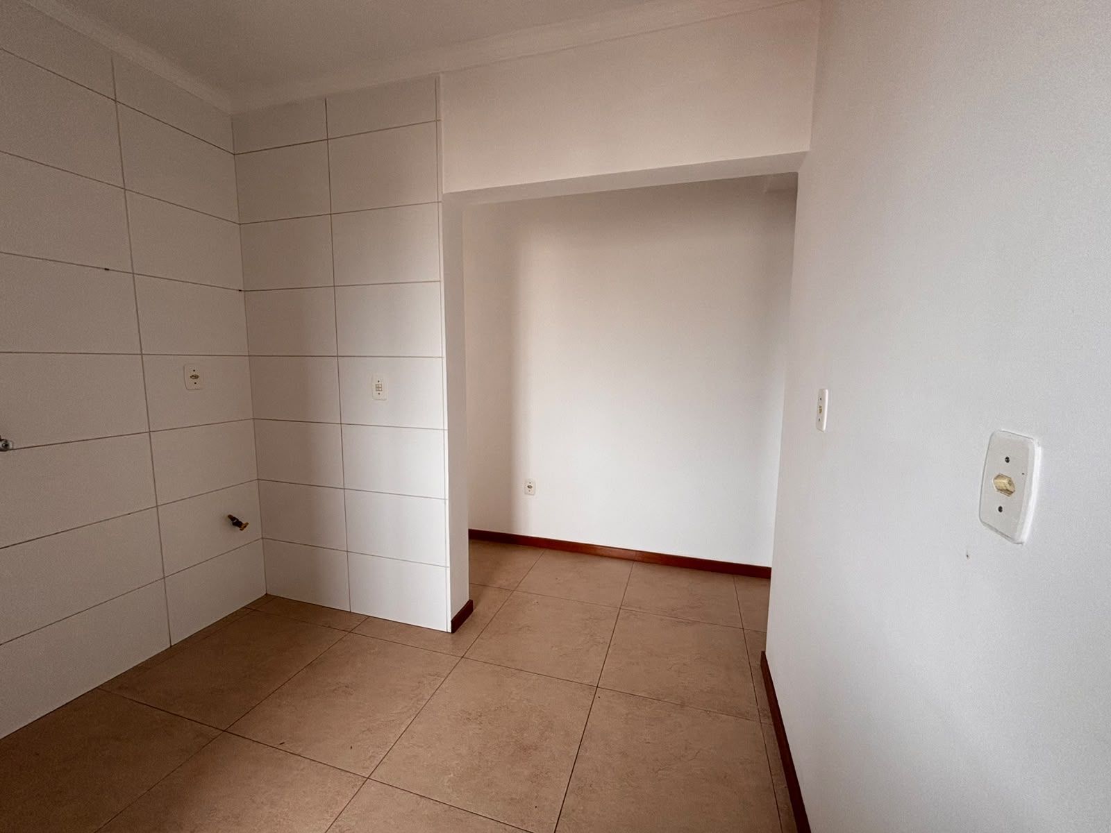 Apartamento de 1 dormitório, churrasqueira e garagem no bairro Camobi em Santa Maria — Apartamento com 1 quarto para alugar em Camobi, Santa Maria/RS