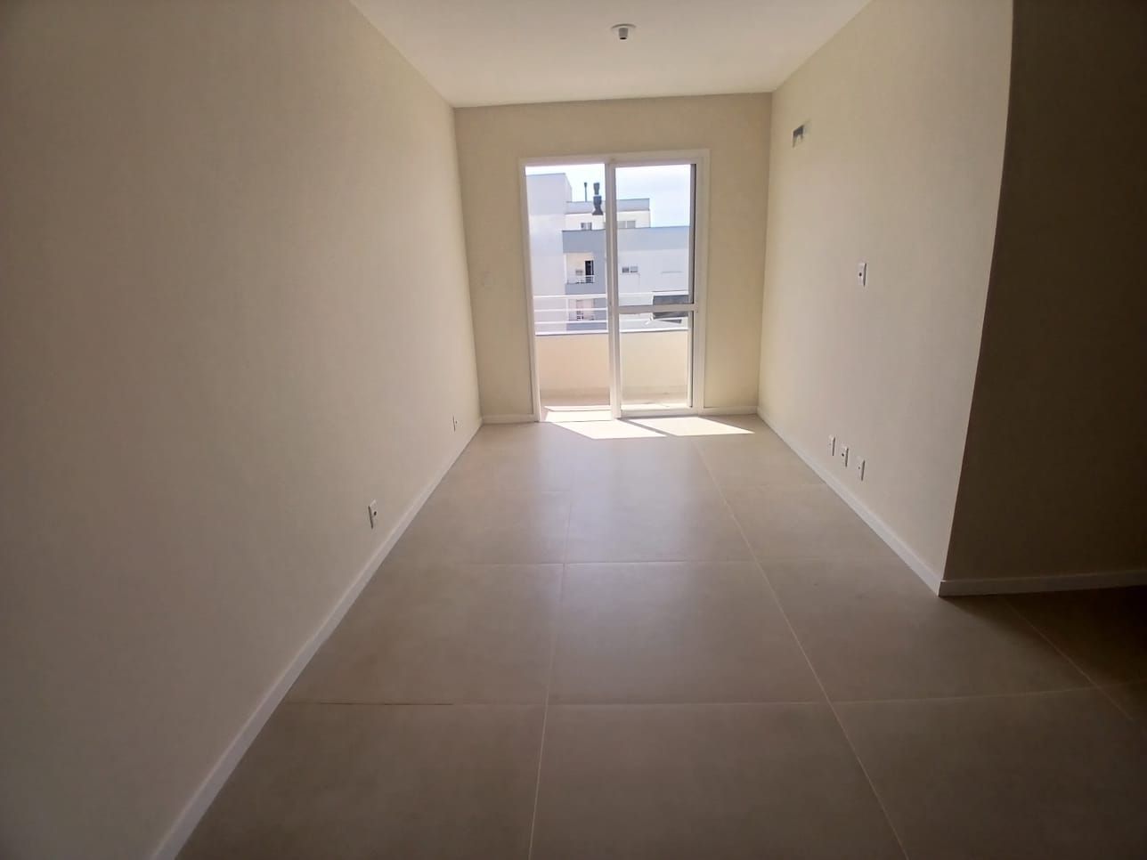 Apartamento em Camobi de 2 dormitórios, suíte, sala de estar, banheiro social, cozinha, ár — Apartamento com 2 quartos para alugar em São José, Santa Maria/RS