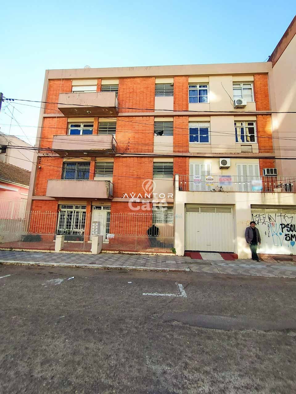 Amplo apartamento de 3 dormitórios com vaga de garagem e sacada — Apartamento com 3 quartos à venda em Centro, Santa Maria/RS