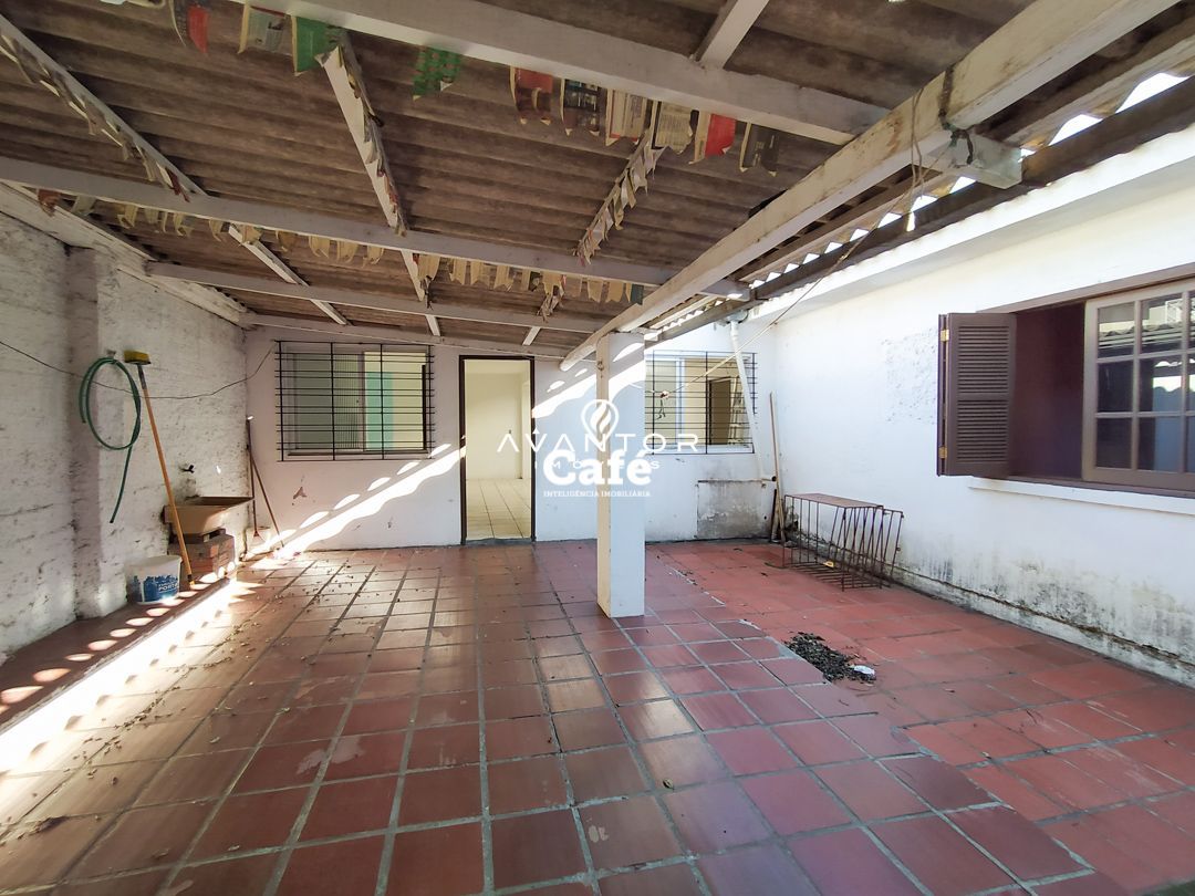Casa de 3 dormitórios e com pátio — Casa com 3 quartos à venda em Patronato, Santa Maria/RS