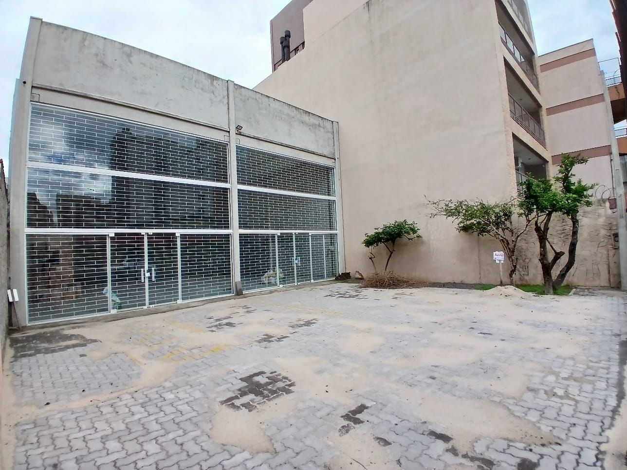 Pavilhão Central De 287 m² Possui Escritório, 2 Banheiros e Estacionamento — Pavilhão com 1 sala para alugar em Nossa Senhora de Fátima, Santa Maria/RS