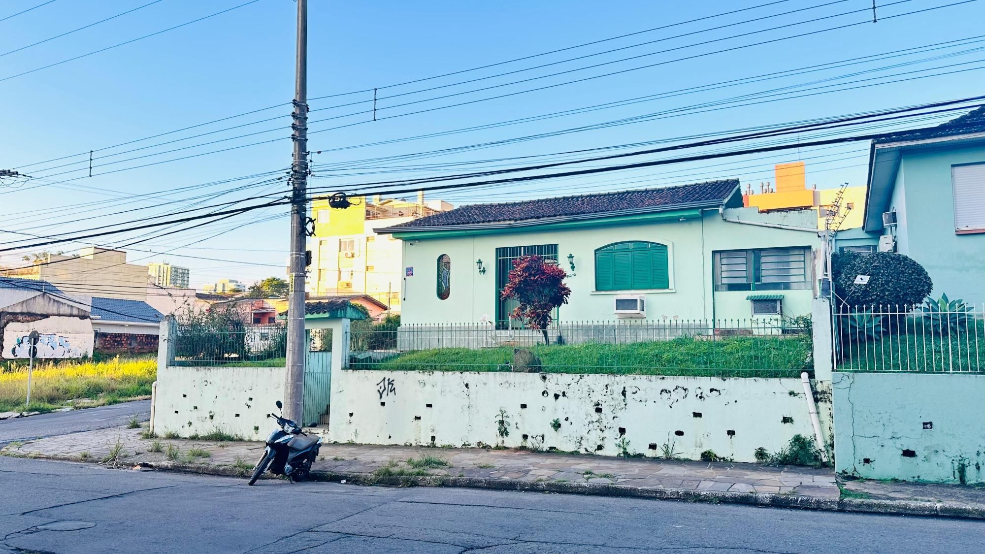 Terreno de esquina entre Av. Presidente Vargas e Av. Medianeira. Confira — Terreno à venda em Nossa Senhora de Fátima, Santa Maria/RS