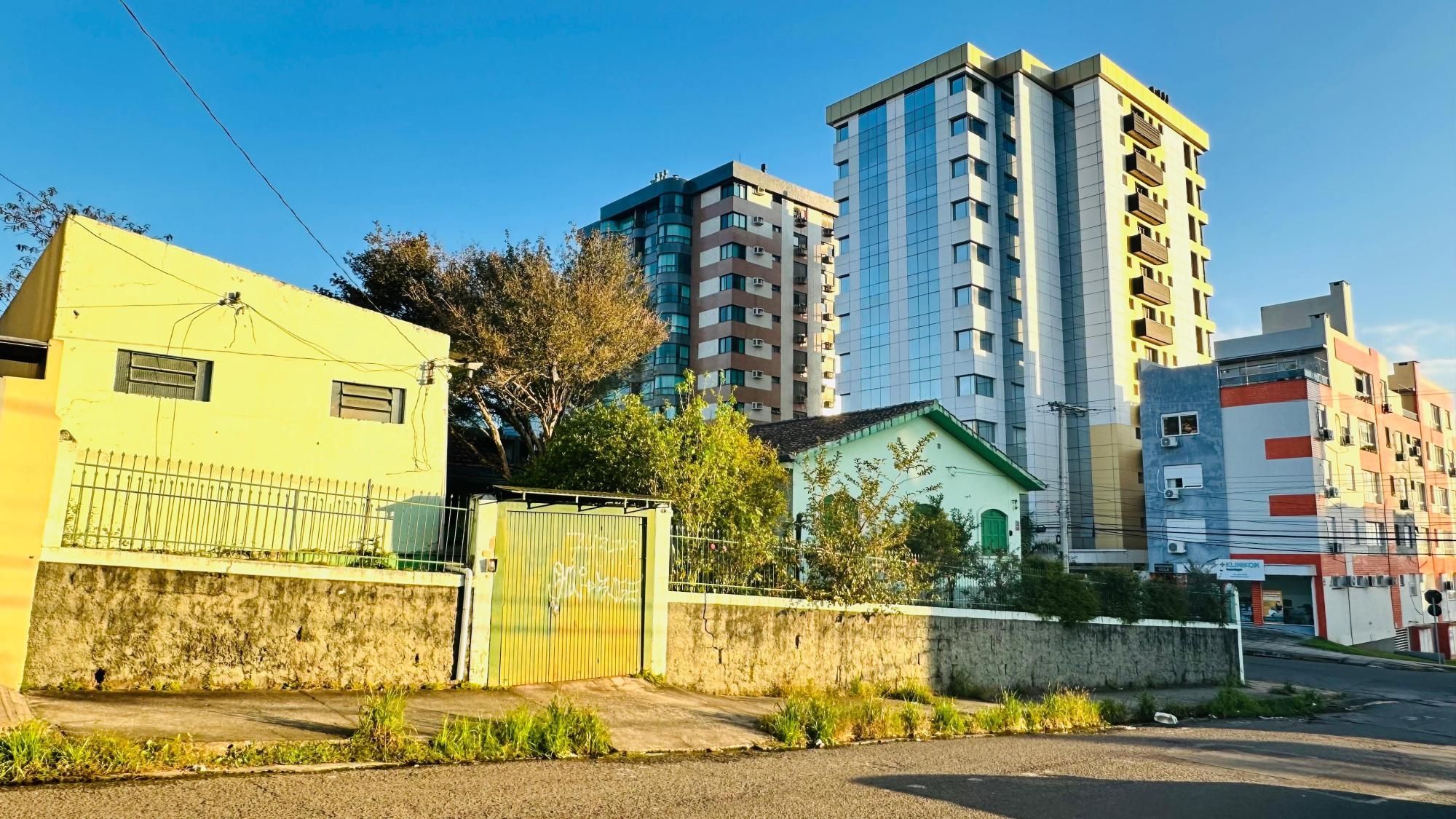 Terreno de esquina entre Av. Presidente Vargas e Av. Medianeira. Confira — Terreno à venda em Nossa Senhora de Fátima, Santa Maria/RS