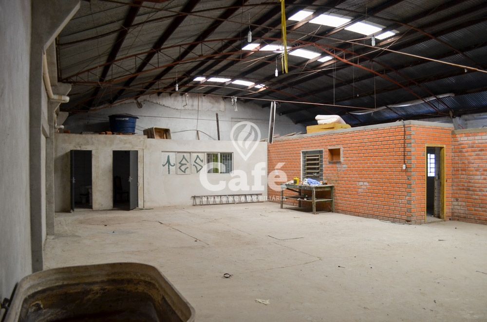 Pavilhão com 700m², 7 peças internas, 5 banheiros, 2 boxes de garagem — Pavilhão à venda em São João, Santa Maria/RS