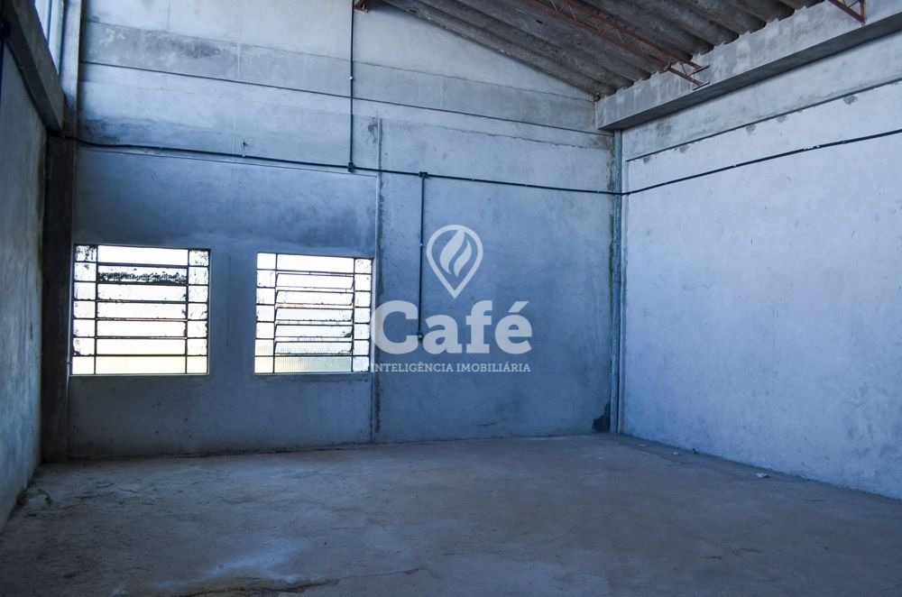 Pavilhão com 700m², 7 peças internas, 5 banheiros, 2 boxes de garagem — Pavilhão à venda em São João, Santa Maria/RS
