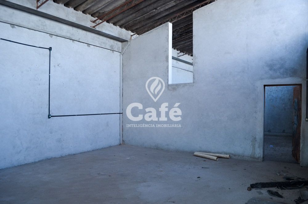 Pavilhão com 700m², 7 peças internas, 5 banheiros, 2 boxes de garagem — Pavilhão à venda em São João, Santa Maria/RS