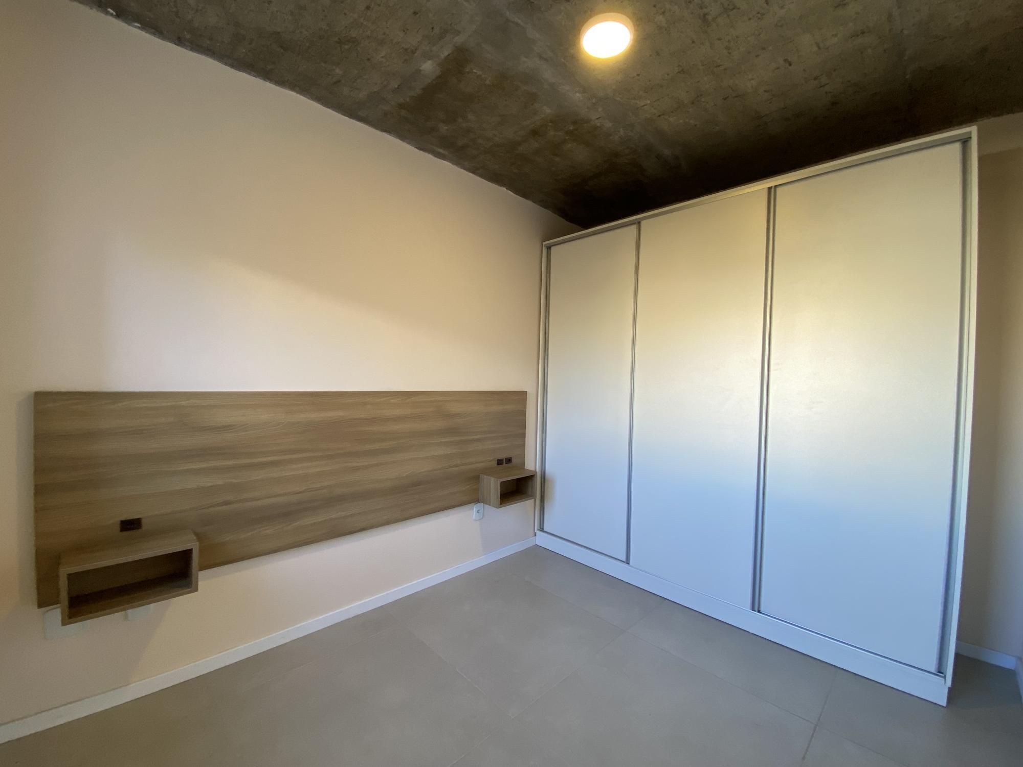 Apartamento semimobiliado de 1 dormitório, sala de estar, sacada, churrasqueira e garagem — Apartamento com 1 quarto para alugar em Centro, Santa Maria/RS