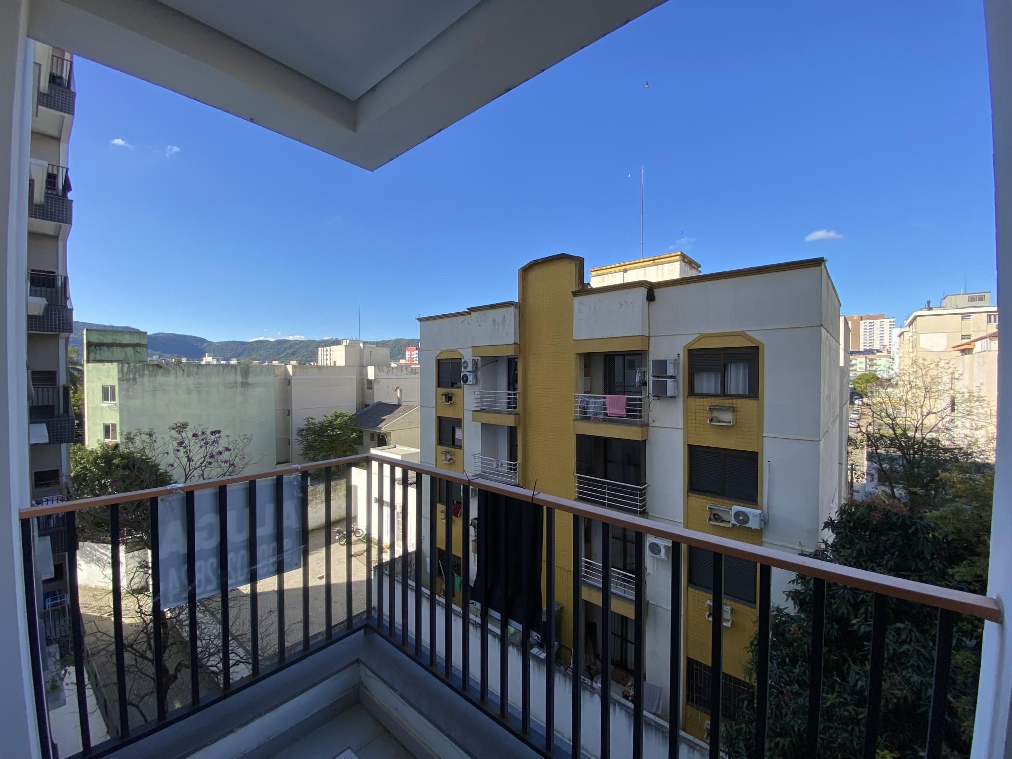 Apartamento semimobiliado de 1 dormitório, sala de estar, sacada, churrasqueira e garagem — Apartamento com 1 quarto para alugar em Centro, Santa Maria/RS