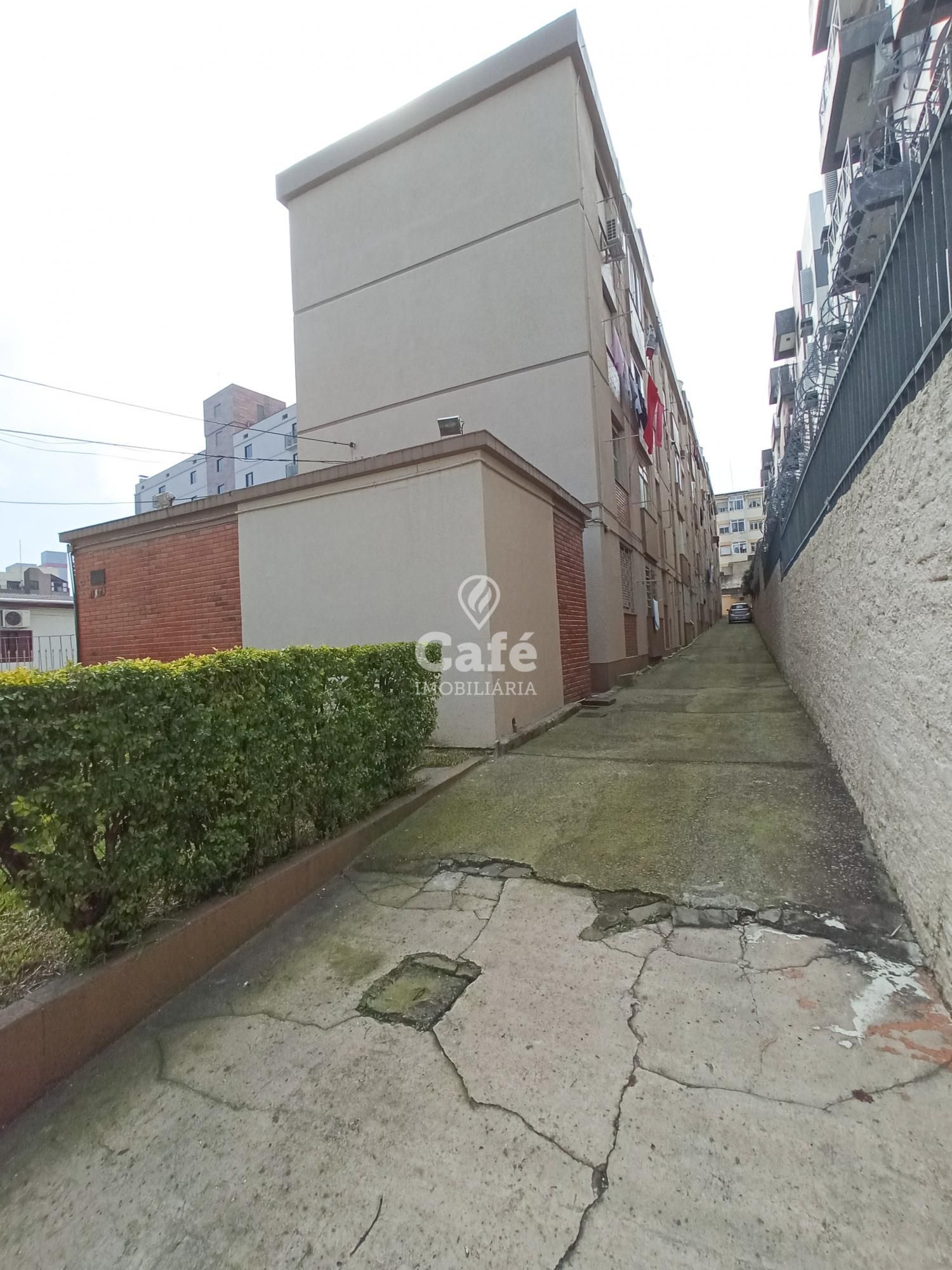 Apartamento Central De 3 Dormitórios, Sala de Estar, Banheiro Social, Cozinha e Área de Se — Apartamento com 3 quartos à venda em Nossa Senhora de Fátima, Santa Maria/RS