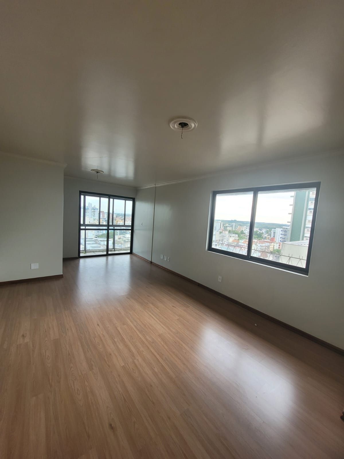 5 dormitórios, 2 suítes, 2 vagas, Av. Presidente Vargas — Apartamento com 5 quartos à venda em Nossa Senhora de Fátima, Santa Maria/RS