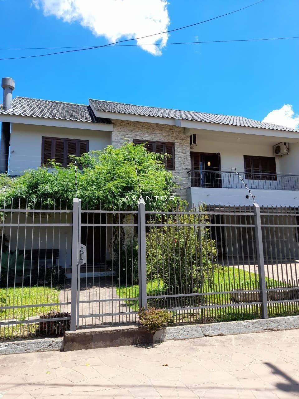Fachada da casa com portão e garagem — Casa com 4 quartos à venda em Camobi, Santa Maria/RS