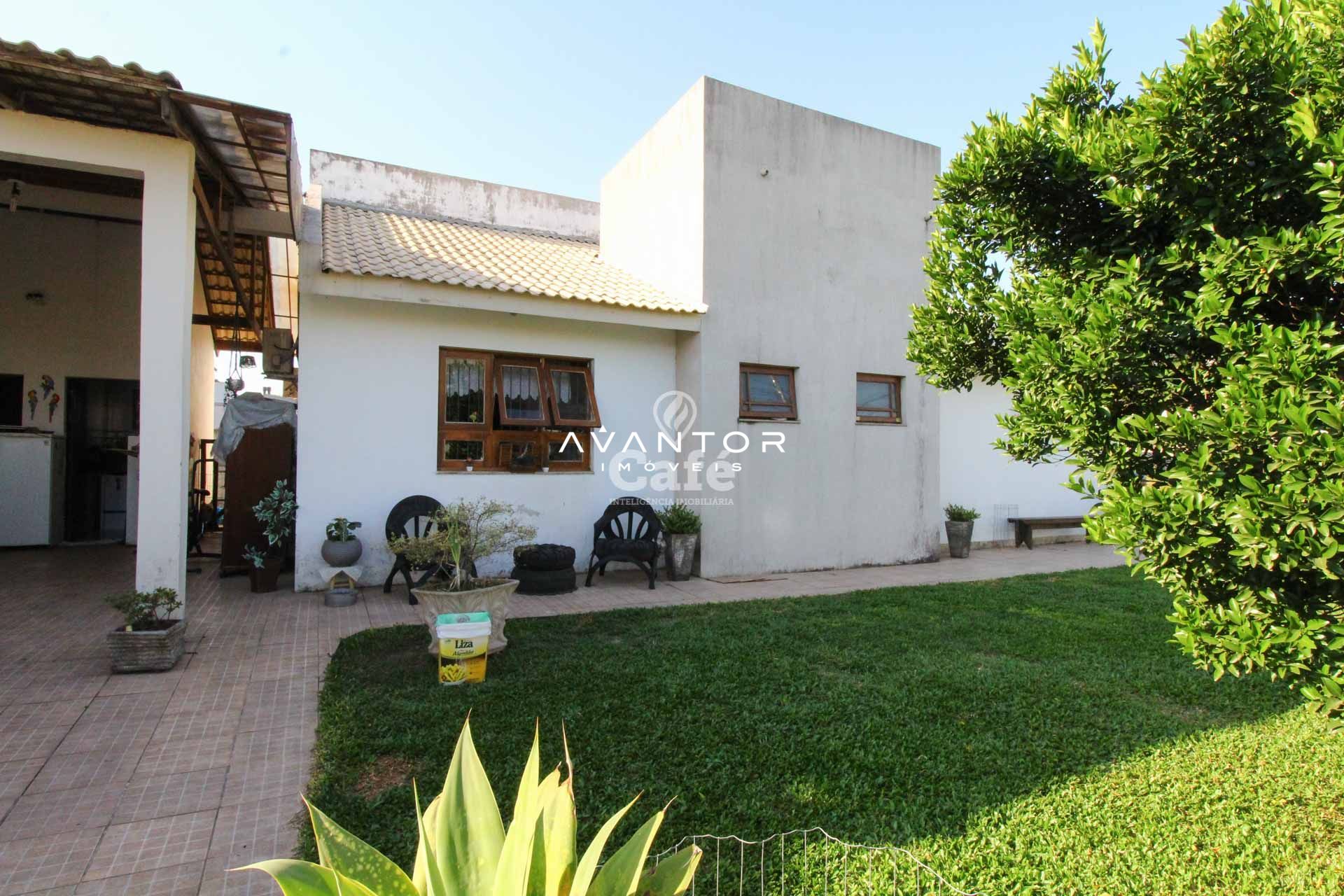 Casa à venda com 3 dormitórios 3 banheiros 2 vagas de garagem e amplo pátio — Casa com 3 quartos à venda em Tomazetti, Santa Maria/RS
