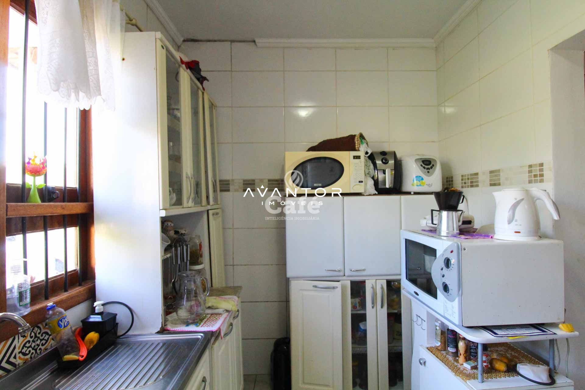 Casa à venda com 3 dormitórios 3 banheiros 2 vagas de garagem e amplo pátio — Casa com 3 quartos à venda em Tomazetti, Santa Maria/RS
