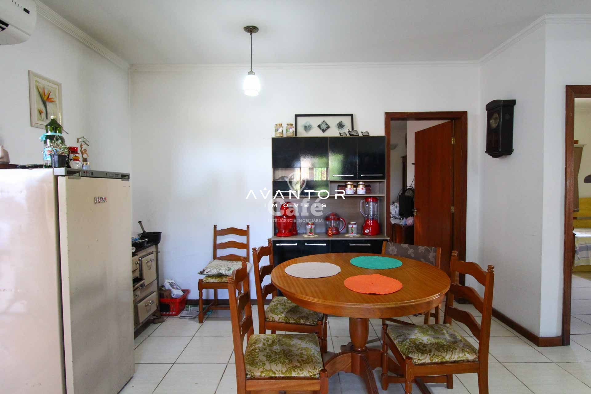 Casa à venda com 3 dormitórios 3 banheiros 2 vagas de garagem e amplo pátio — Casa com 3 quartos à venda em Tomazetti, Santa Maria/RS