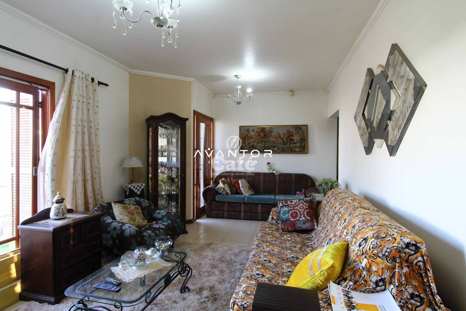 Casa à venda com 3 dormitórios 3 banheiros 2 vagas de garagem e amplo pátio — Casa com 3 quartos à venda em Tomazetti, Santa Maria/RS