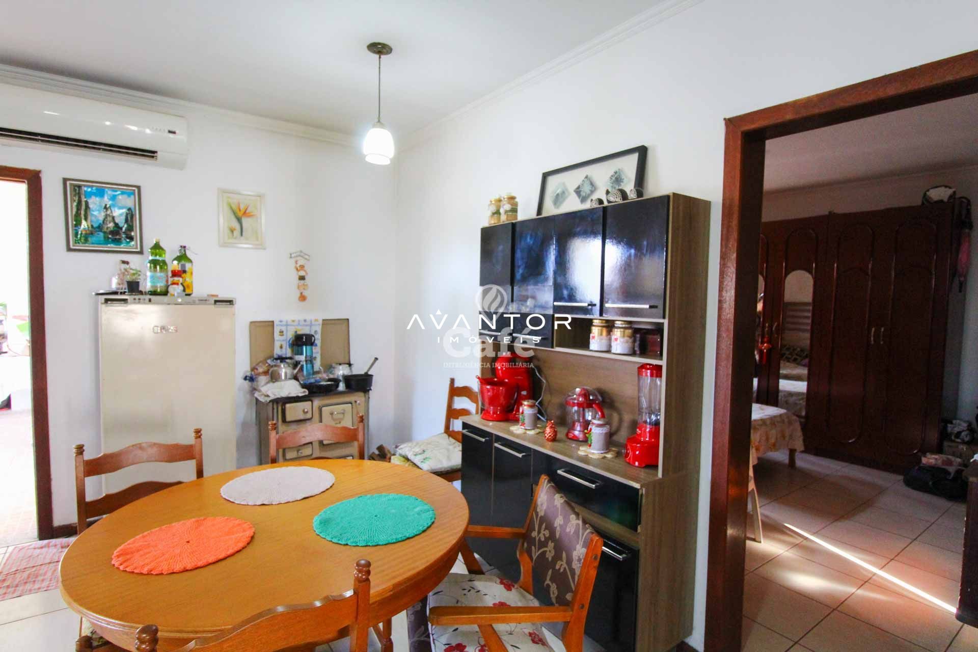 Casa à venda com 3 dormitórios 3 banheiros 2 vagas de garagem e amplo pátio — Casa com 3 quartos à venda em Tomazetti, Santa Maria/RS