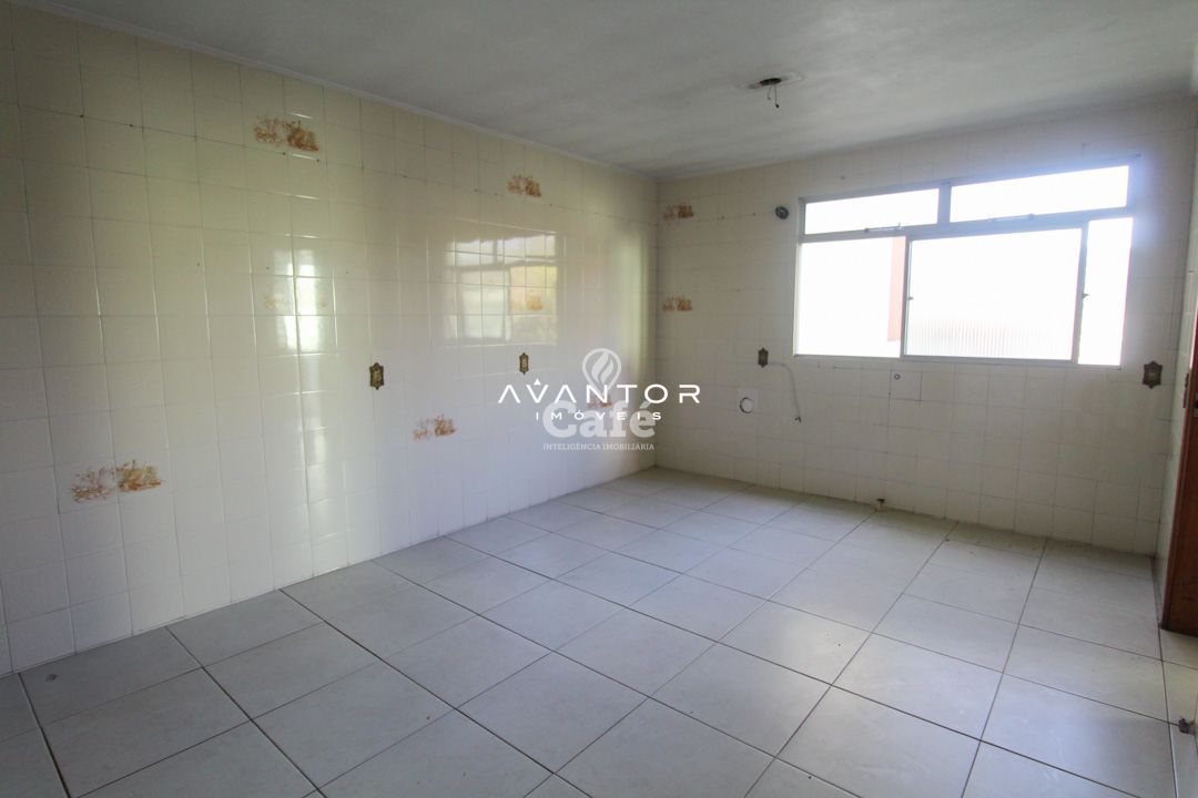 Casa ampla com 3 dormitórios, com localização central, excelente para investidor, e moradi — Casa com 3 quartos à venda em Passo D'Areia, Santa Maria/RS