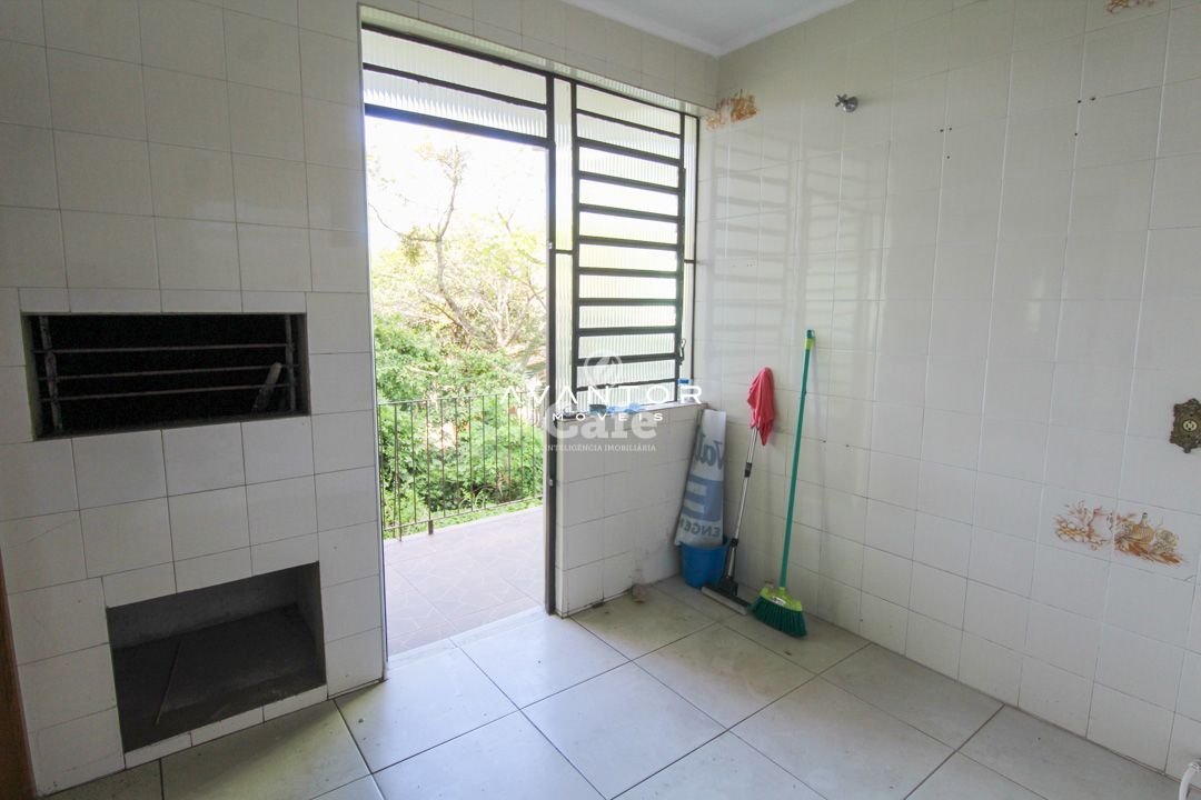 Casa ampla com 3 dormitórios, com localização central, excelente para investidor, e moradi — Casa com 3 quartos à venda em Passo D'Areia, Santa Maria/RS