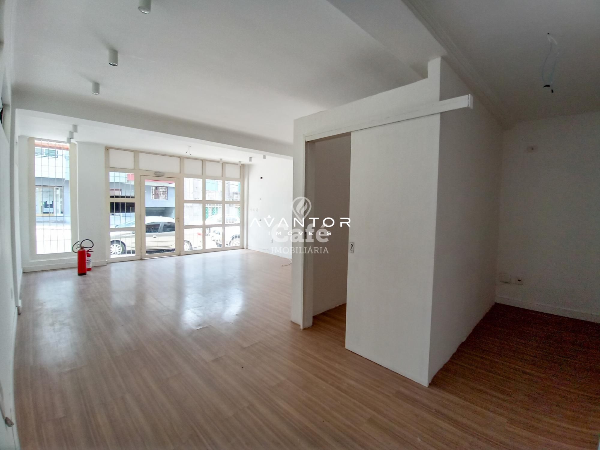 Sala comercial de privativos com garagem, localizada na Rua Vale Machado — Sala Comercial com 1 sala à venda em Centro, Santa Maria/RS