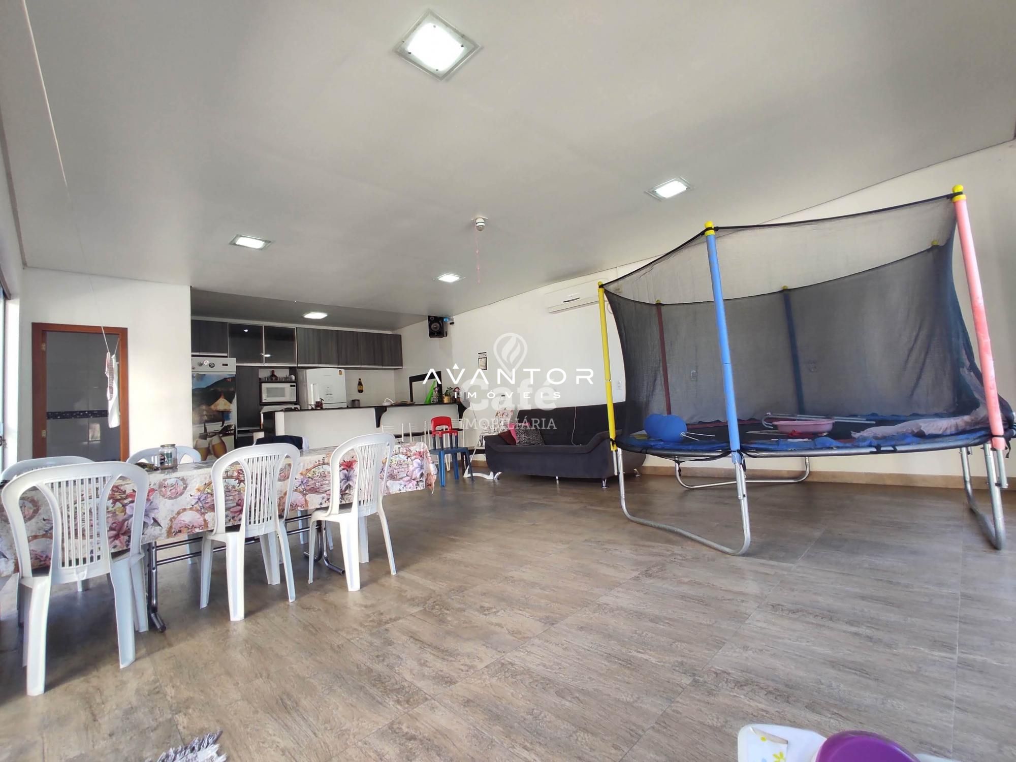 Linda Casa com 3 dormitórios, sendo 2 suítes, amplo pátio, piscina e salão de festas — Casa com 3 quartos à venda em Urlândia, Santa Maria/RS
