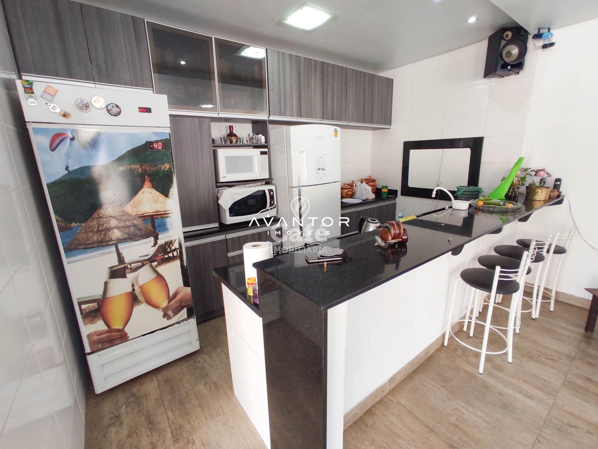 Linda Casa com 3 dormitórios, sendo 2 suítes, amplo pátio, piscina e salão de festas — Casa com 3 quartos à venda em Urlândia, Santa Maria/RS