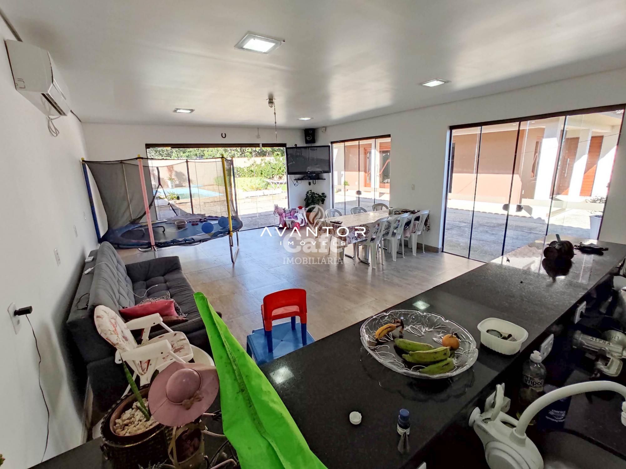 Linda Casa com 3 dormitórios, sendo 2 suítes, amplo pátio, piscina e salão de festas — Casa com 3 quartos à venda em Urlândia, Santa Maria/RS