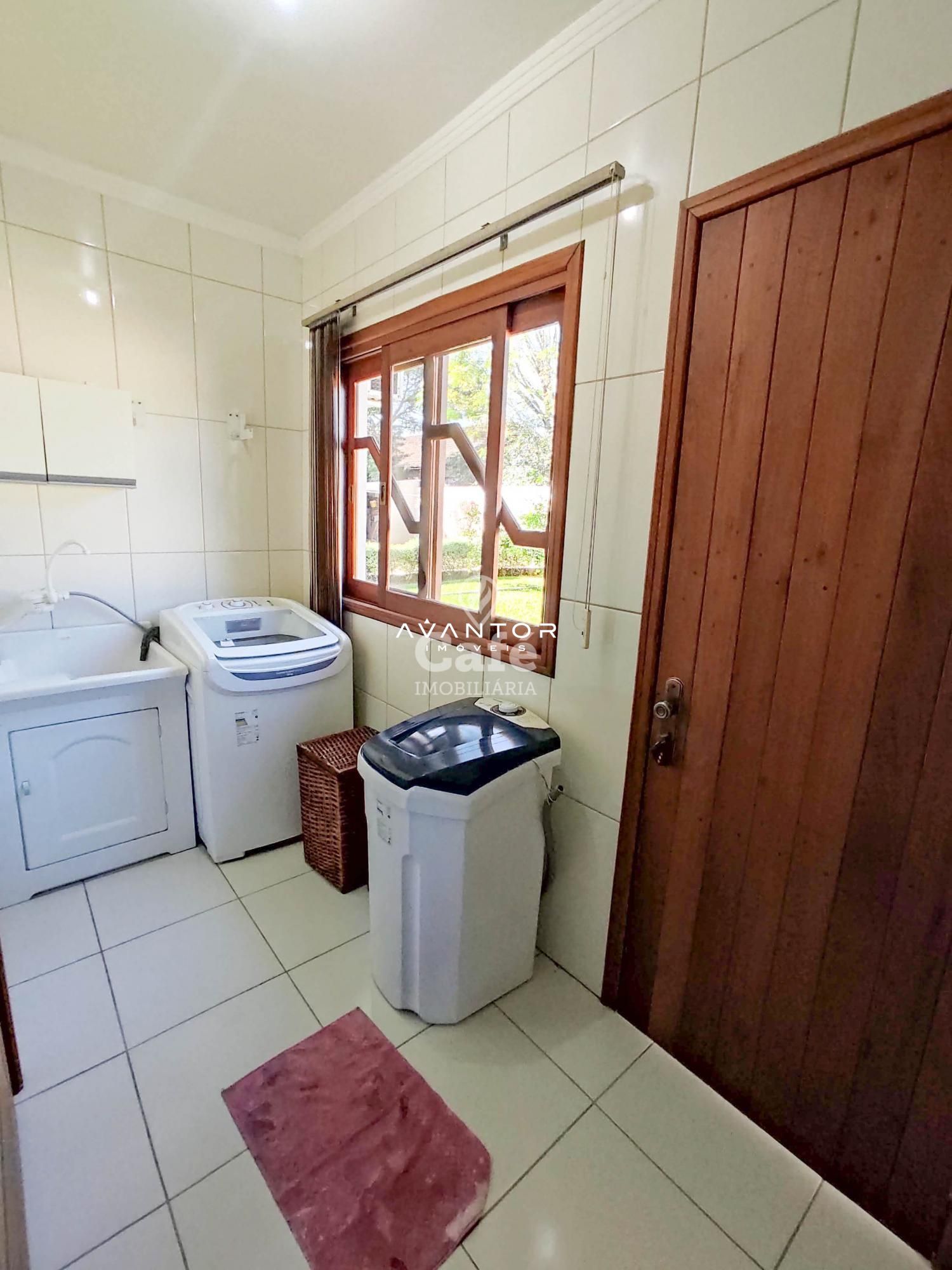 Linda Casa com 3 dormitórios, sendo 2 suítes, amplo pátio, piscina e salão de festas — Casa com 3 quartos à venda em Urlândia, Santa Maria/RS