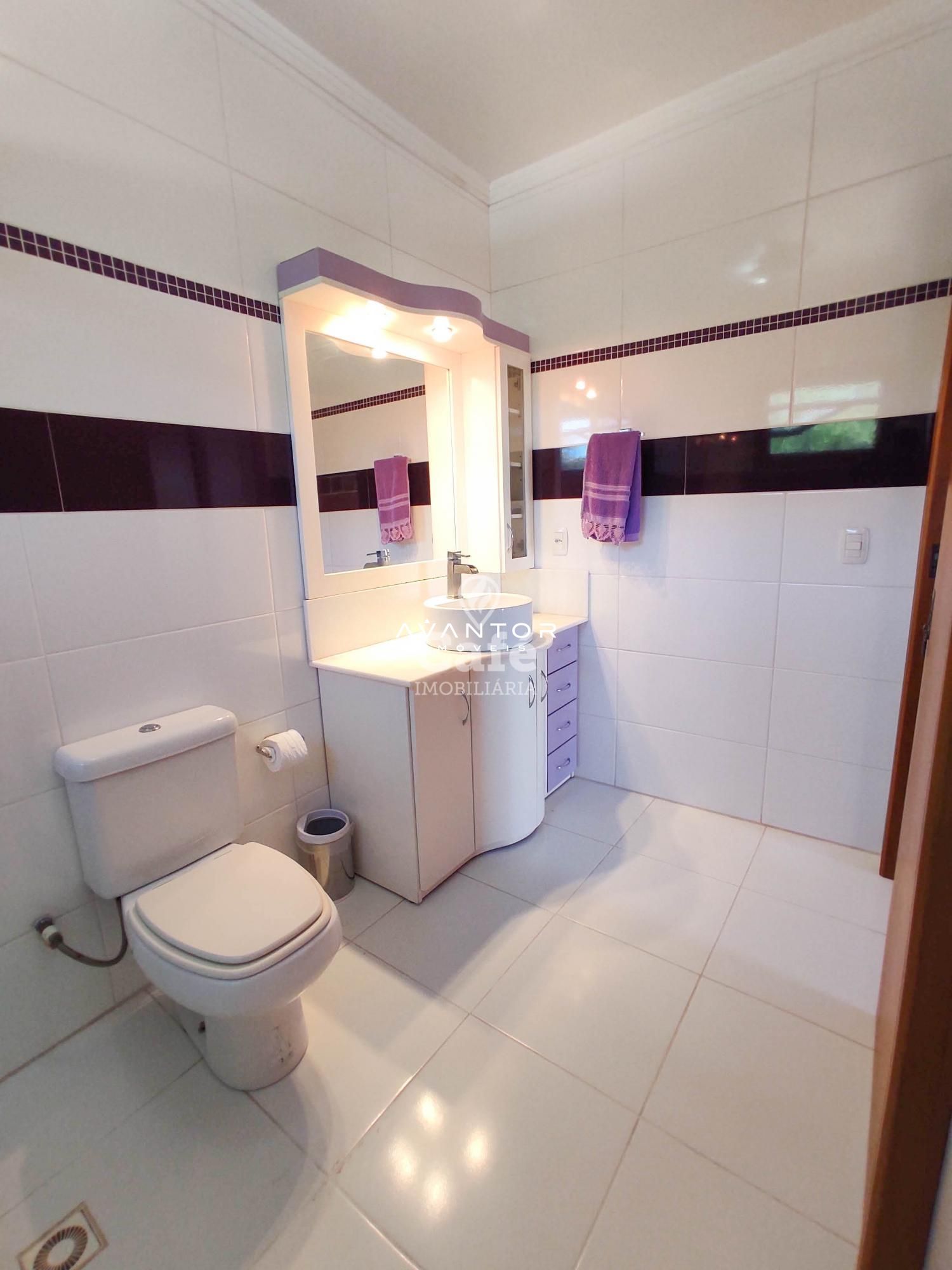 Linda Casa com 3 dormitórios, sendo 2 suítes, amplo pátio, piscina e salão de festas — Casa com 3 quartos à venda em Urlândia, Santa Maria/RS