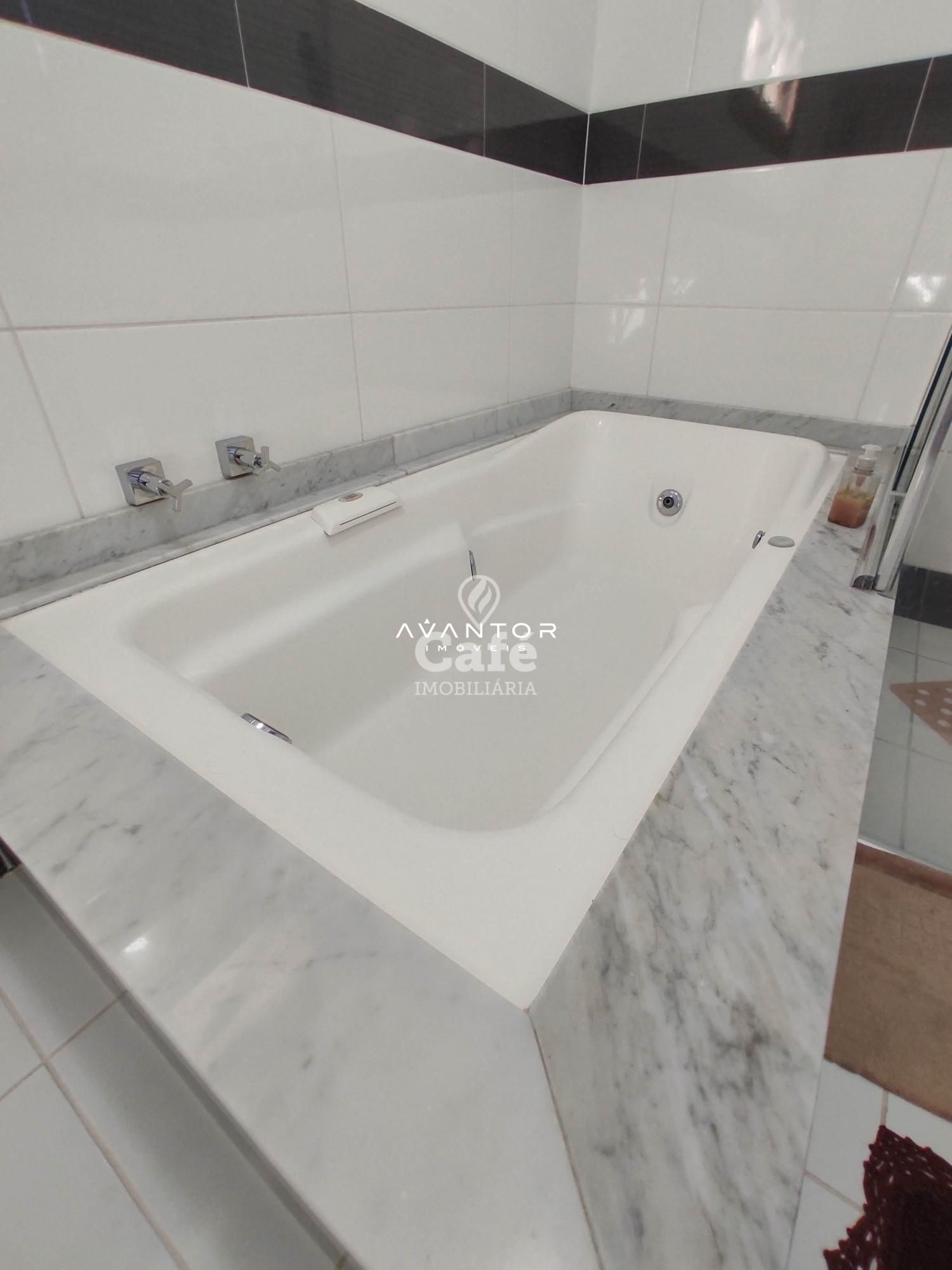Linda Casa com 3 dormitórios, sendo 2 suítes, amplo pátio, piscina e salão de festas — Casa com 3 quartos à venda em Urlândia, Santa Maria/RS