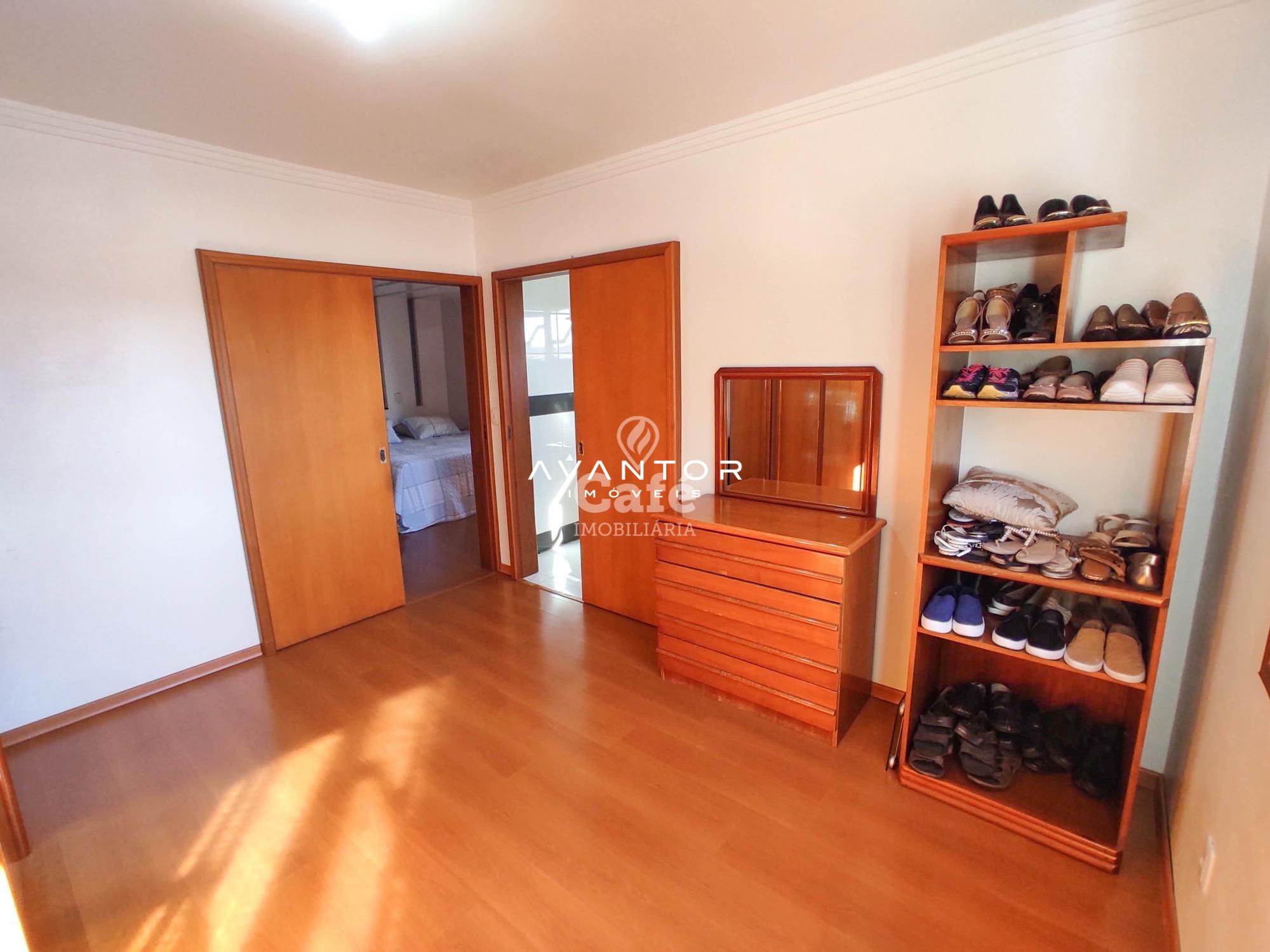 Linda Casa com 3 dormitórios, sendo 2 suítes, amplo pátio, piscina e salão de festas — Casa com 3 quartos à venda em Urlândia, Santa Maria/RS