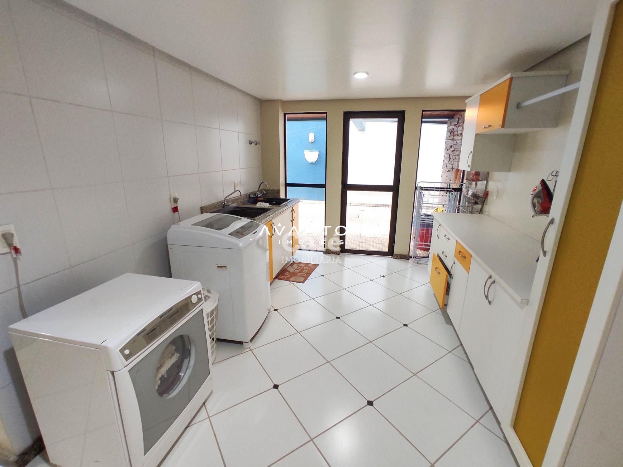 Linda casa confortável e aconchegante com 6 dormitórios, sendo 3 suítes e uma master, mobi — Casa com 6 quartos à venda em Nossa Senhora de Lourdes, Santa Maria/RS