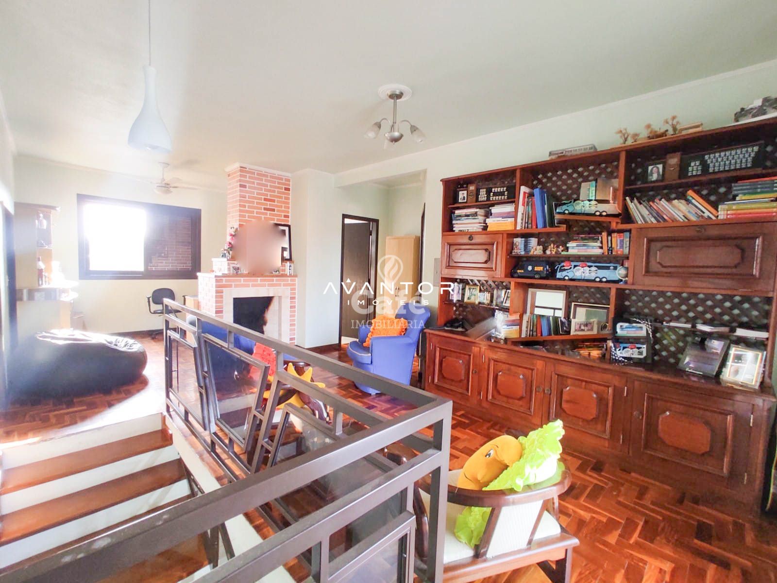 Ampla Casa no residencial Alto da colina à 100 metros da faixa velha de Camobi — Casa com 5 quartos à venda em Camobi, Santa Maria/RS