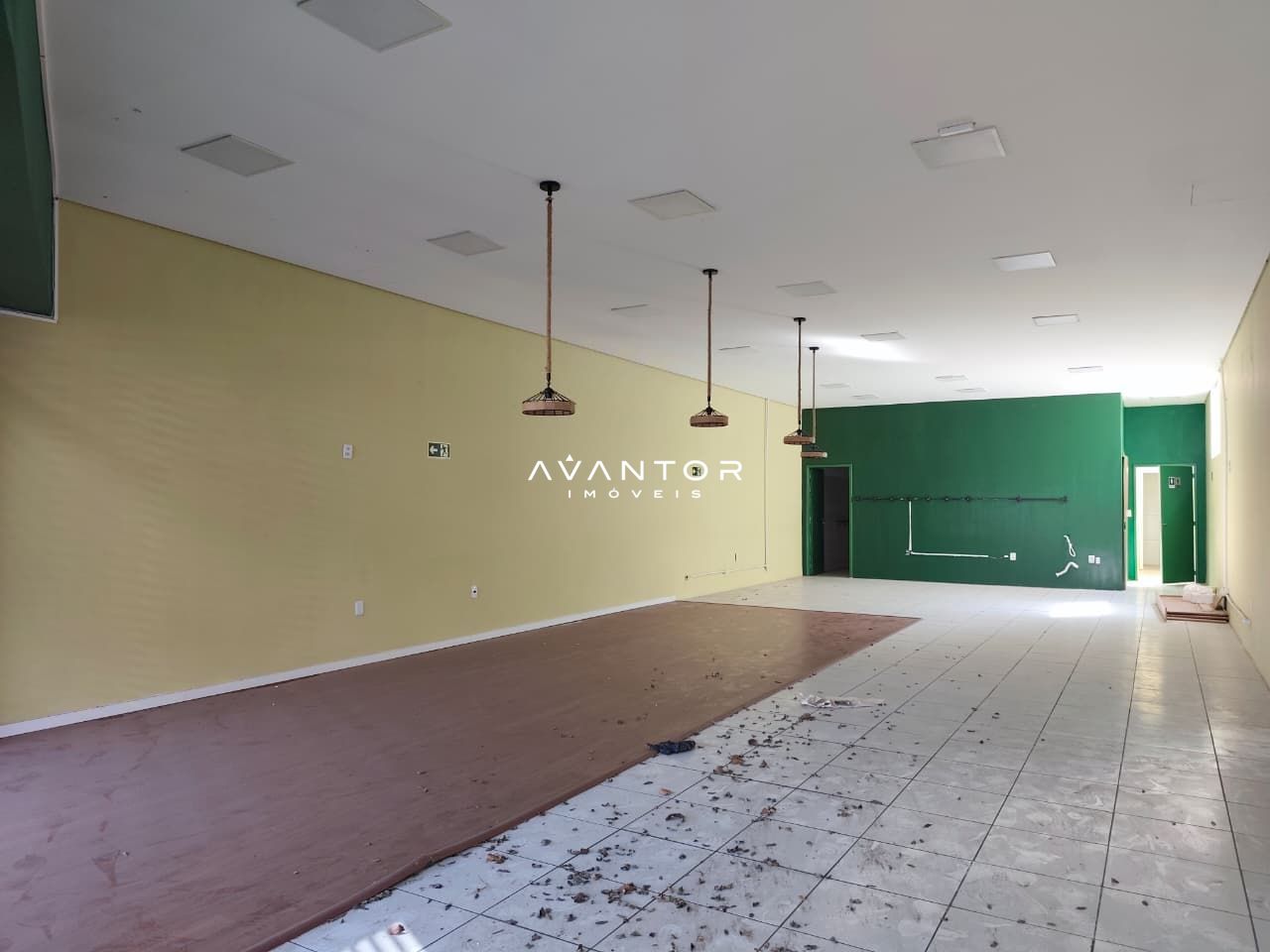 Loja com 1 sala para alugar em Centro, Santa Maria/RS — foto 2 de 27