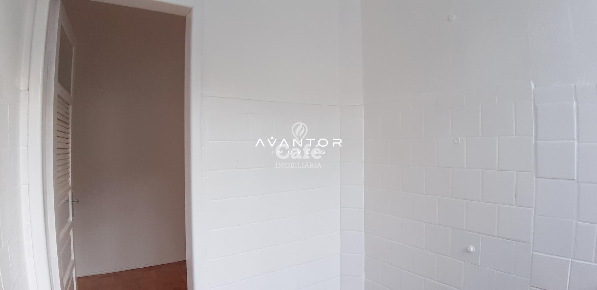 Amplo apartamento central com 3 dormitórios, mais dependência, sala com 2 ambientes e saca — Apartamento com 3 quartos à venda em Centro, Santa Maria/RS