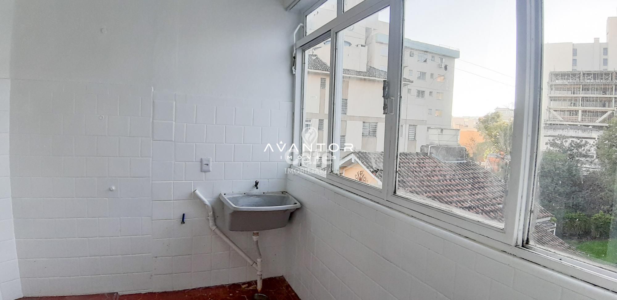 Amplo apartamento central com 3 dormitórios, mais dependência, sala com 2 ambientes e saca — Apartamento com 3 quartos à venda em Centro, Santa Maria/RS