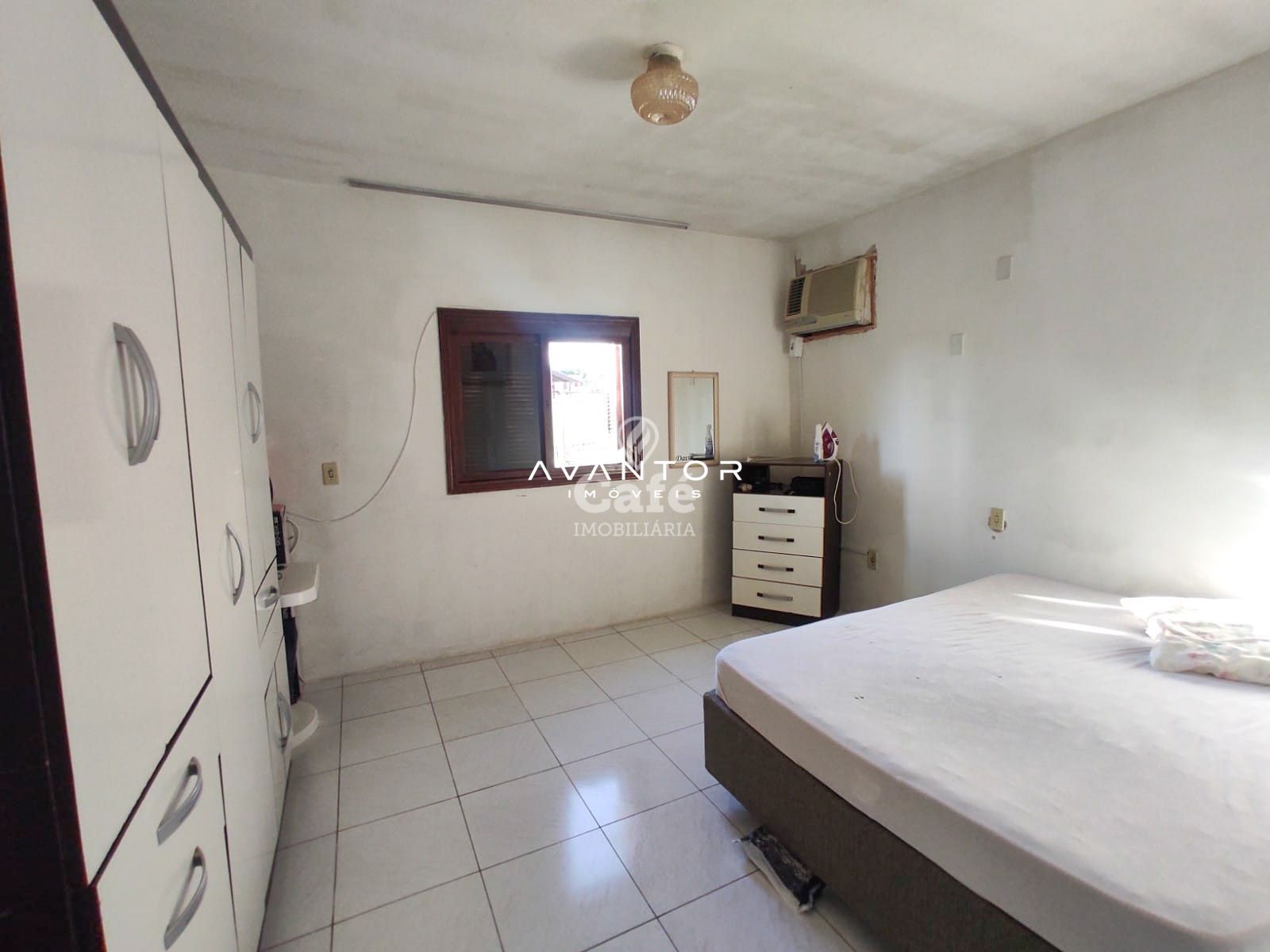 Casa com 03 dormitórios em bairro tranquilo possui piscina e vaga para 03 veículos — Casa com 3 quartos à venda em Pinheiro Machado, Santa Maria/RS