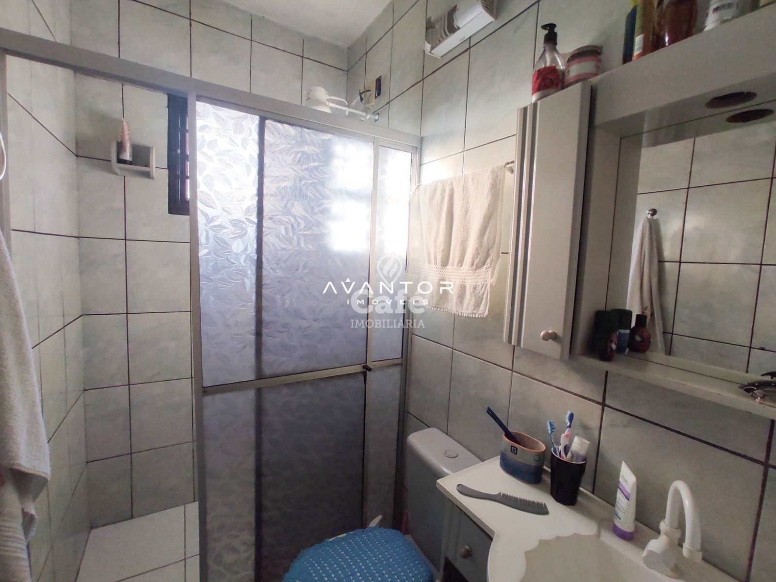 Casa com 03 dormitórios em bairro tranquilo possui piscina e vaga para 03 veículos — Casa com 3 quartos à venda em Pinheiro Machado, Santa Maria/RS