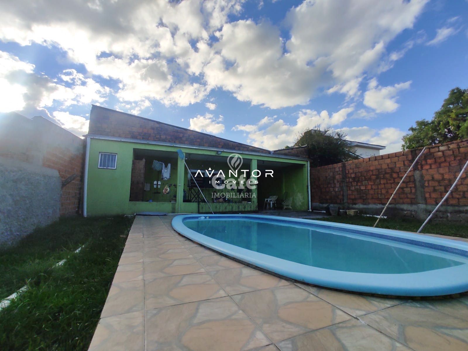 Casa com 03 dormitórios em bairro tranquilo possui piscina e vaga para 03 veículos — Casa com 3 quartos à venda em Pinheiro Machado, Santa Maria/RS