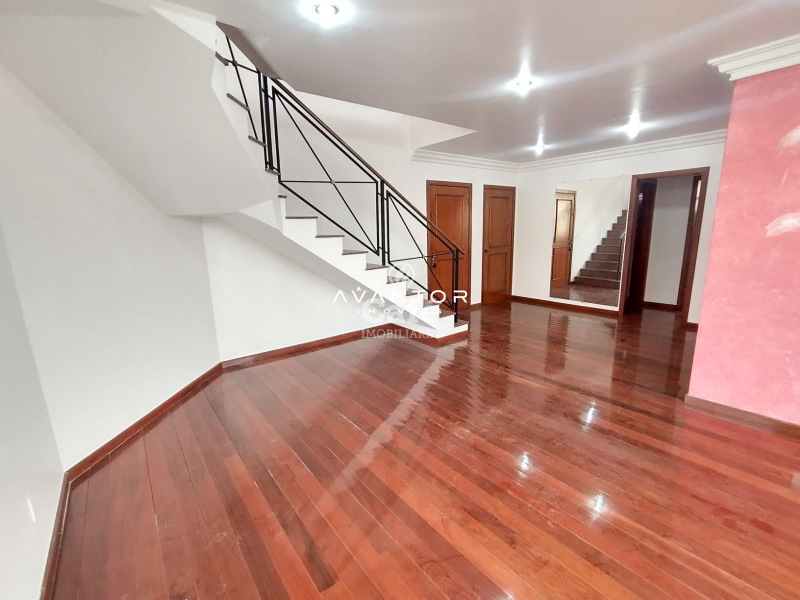 Amplo Duplex com 4 dormitórios, churrasqueira e box de garagem — Cobertura com 4 quartos à venda em Menino Jesus, Santa Maria/RS