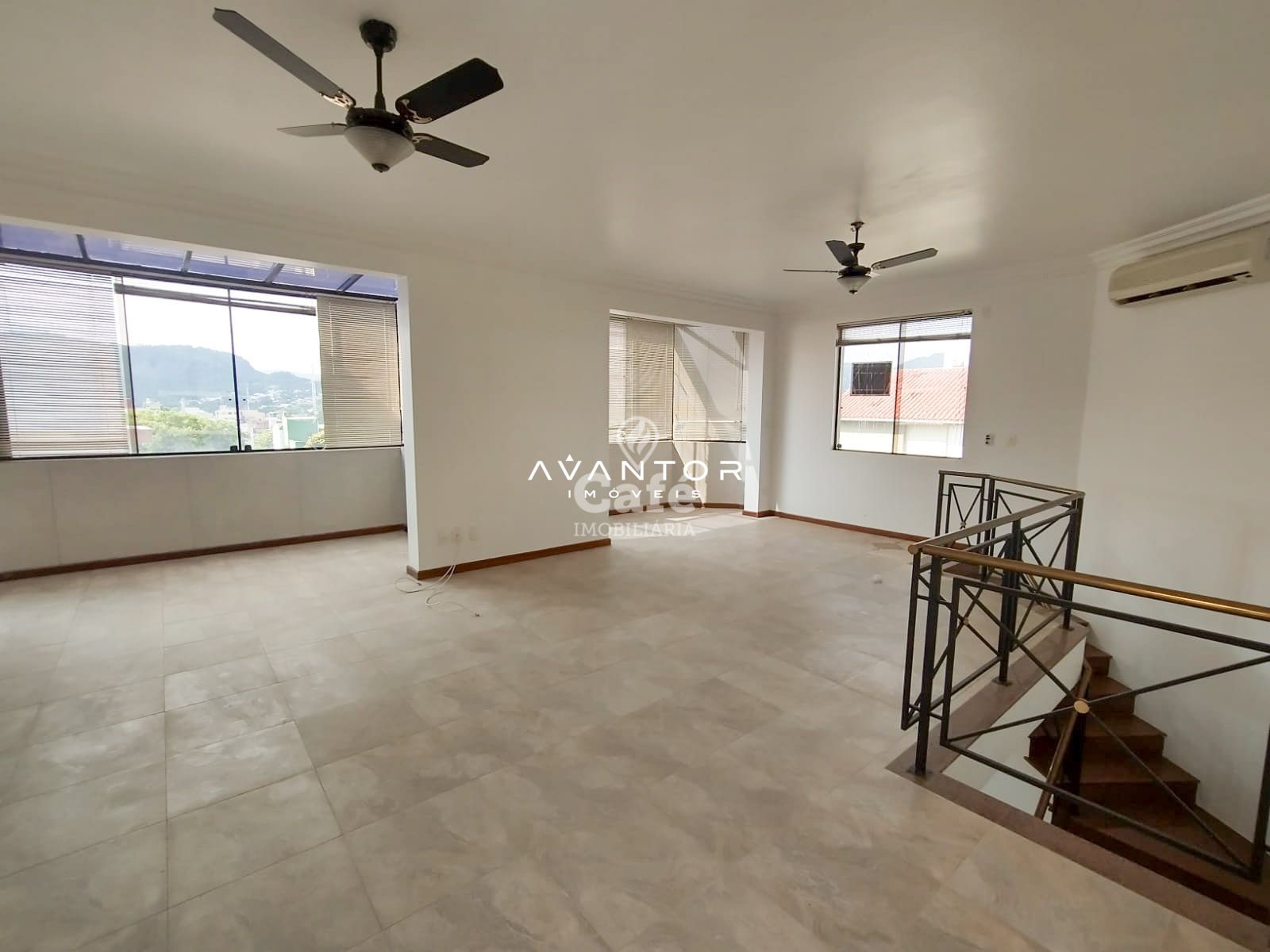 Amplo Duplex com 4 dormitórios, churrasqueira e box de garagem — Cobertura com 4 quartos à venda em Menino Jesus, Santa Maria/RS