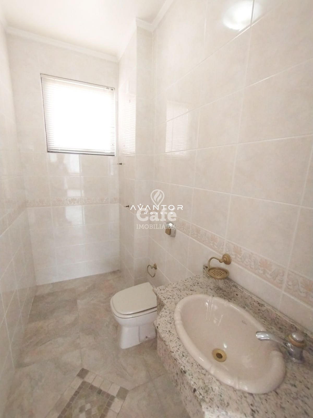 Amplo Duplex com 4 dormitórios, churrasqueira e box de garagem — Cobertura com 4 quartos à venda em Menino Jesus, Santa Maria/RS