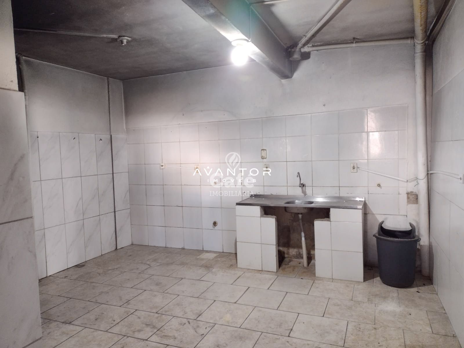 Ponto Comercial para Alugar com 110 m², (1) Sala Ampla, (2) Banheiros, Cozinha e Churrsque — Loja com 2 salas para alugar em Divina Providência, Santa Maria/RS
